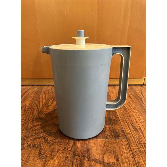 Tupperware Vintage Country Blue & White Push-Button Pitcher 1/2 Gallon 2 Quart - Picture 1 of 8